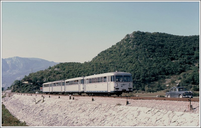 Ein Viererset Schienenbusse auf dem Damm entlang des Skutarisees auf der Fahrt von Bar nach Titograd. (Archiv 07/72)