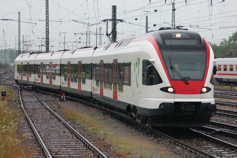 Ein vierteiliger Flirt, RABe 521 028-1, auf Gestellungsfahrt in Basel-Bad. (August 2008).