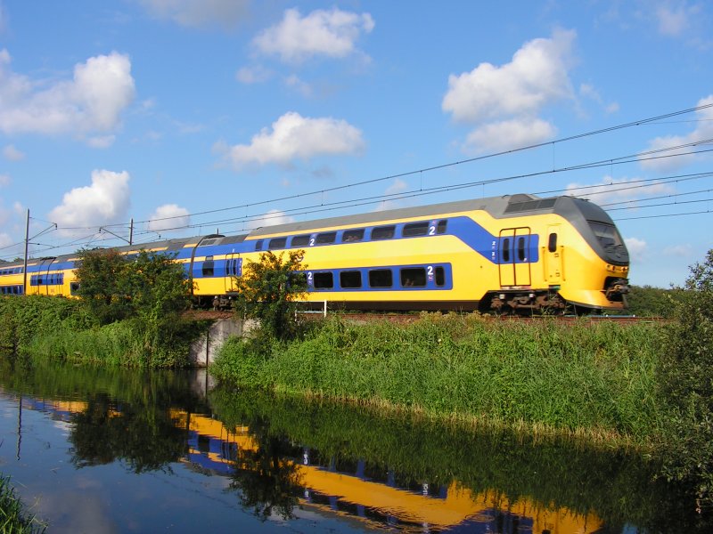 Ein VIRM fhrt mit Vollgeschwindigkeit vorbei (irgendwo zwischen Den  Haag und Voorschoten. 