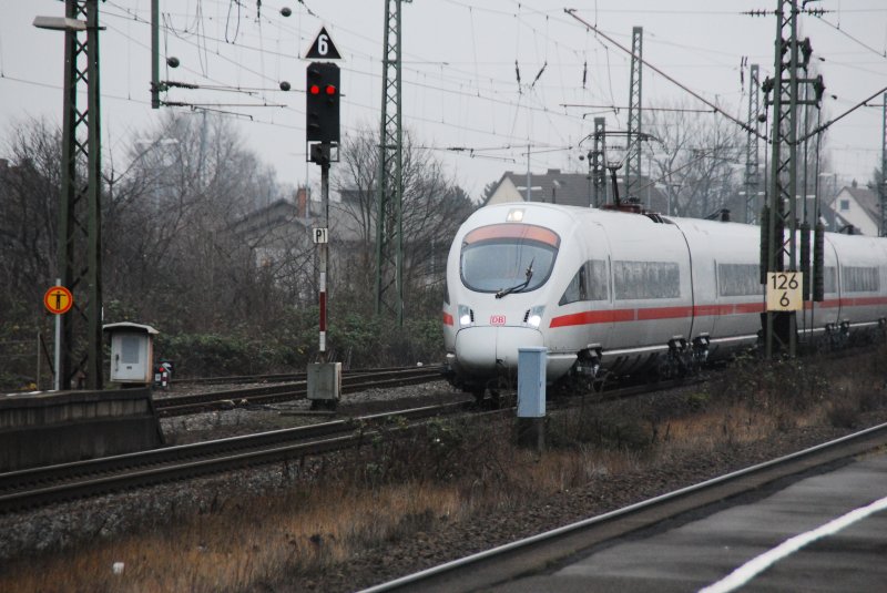 Ein vllig unbeschrifteter und ungetaufter ICE-T nhert sich mit ca. 70km/h dem Gtersloher Hauptbahnhof aus Richtung Bielefeld kommend. Der Zug fuhr alleine, Beschriftungen oder Taufname waren noch nicht erkennbar. Der Zug war komplett leer. Wahrscheinlich eine Test- oder berfhrungsfahrt. Aufgen. am 23.12.2008