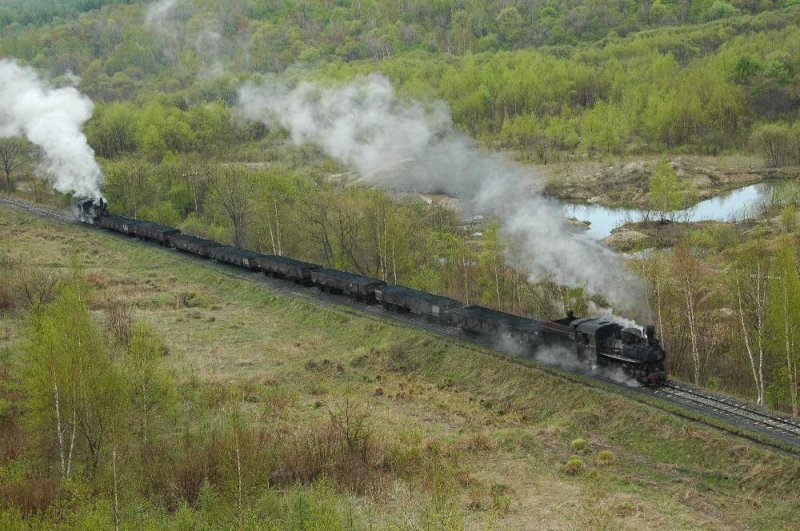 Ein voller Zug an der Rampe nach Lixin mit Schublok. Mai 2008