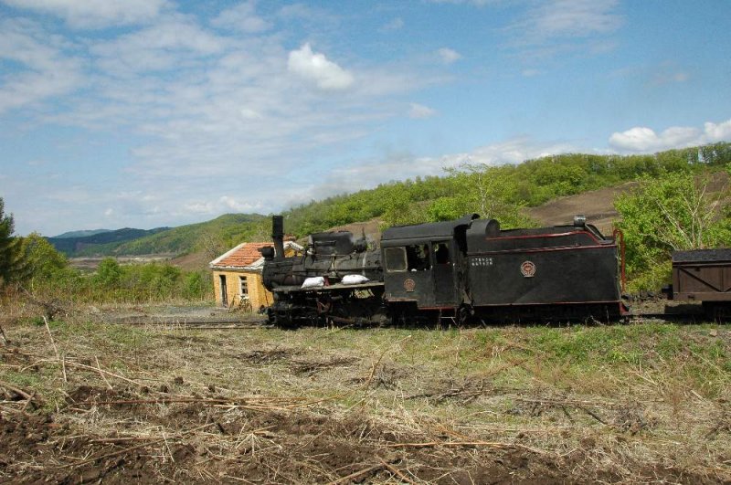 Ein voller Zug auf Talfahrt an der oberen Haarnadelkurve, da die Handbremsen angezogen sind, muss die Lok trotz Geflle arbeiten um den Zug in Bewegung zu halten.