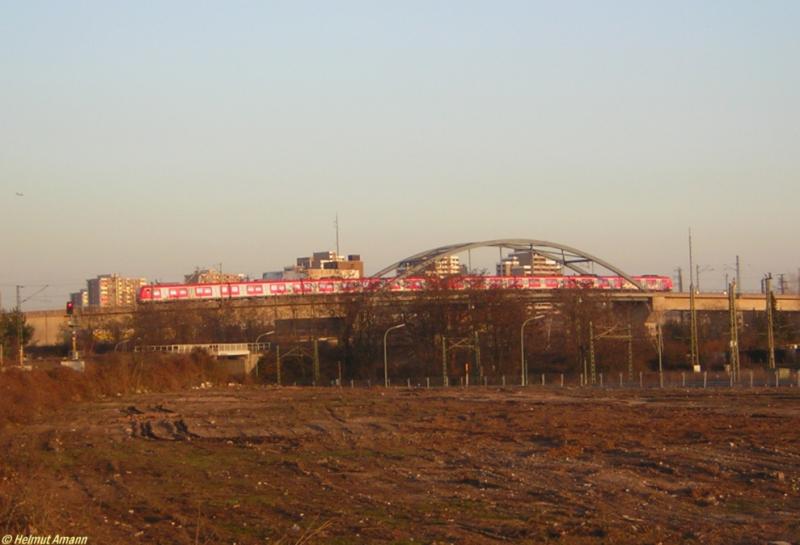Ein Vollzug 423er auf der S8 zum Hauptbahnhof Frankfurt am Main berquerte am 20.03.2006 die Brcke in Frankfurt-Niederrad.