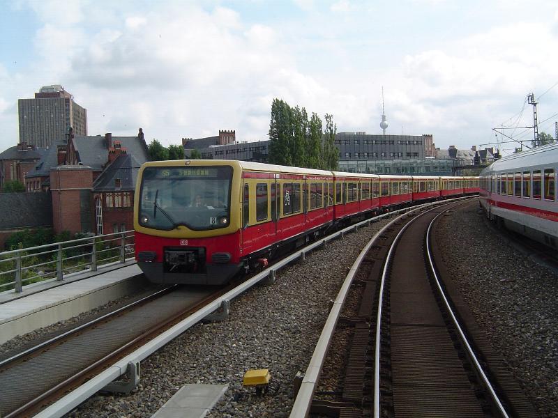 Ein Vollzug der BR481 der Berliner S-Bahn befindet sich hier auf der Stadtbahn kurz vor dem zuknftigen Berliner Hauptbahnhof (Lehrter Bahnhof) aus Strausberg kommend in Richtung Spandau (hier die Linie S5). 28.08.04