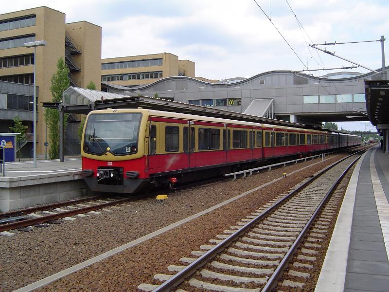 Ein Vollzug der BR481 der S-Bahn Berlin hat hier auf der Linie S1 gerade seinen Endbahnhof Potsdam Hbf erreicht und wartet nun auf die Rckfahrt in Richtung Oranienburg. (14.07.04)