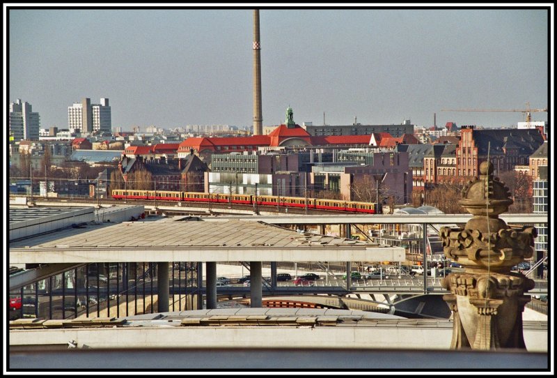 Ein Vollzug der BR481 der S-Bahn Berlin rollt richtung Hauptbahnhof Berlin. Aufgenommen vom Dach des Reichstagsgebude.