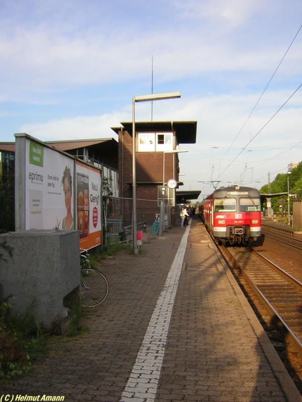 Ein Vollzug der S 8 nach Wiesbaden mit 420 220 und 420 248
am 13.09.2005 am Hausbahnsteig in Rsselsheim, hinter dem
Stellwerk links das im Bau befindliche neue Bahnhofsgebude.