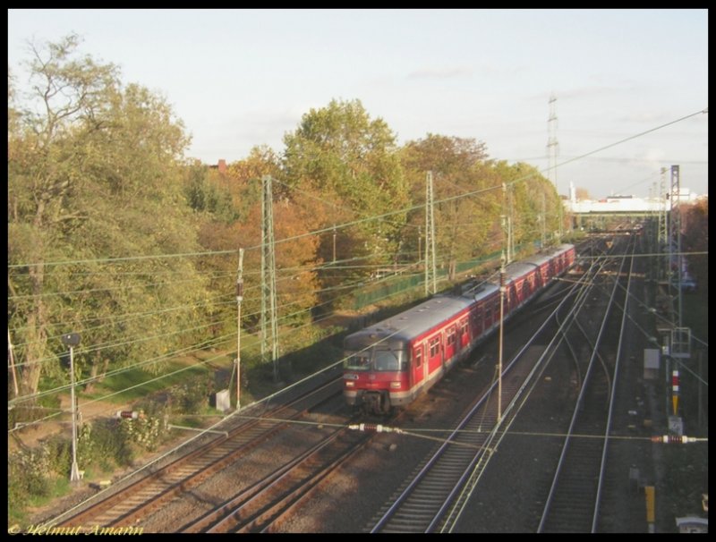 Ein Vollzug der S2 mit 420 818 und 420 748 kam am 30.10.2006 aus Dietzenbach und fuhr in Fahrtrichtung Niedernhausen in den Bahnhof Frankfurt am Main-Griesheim ein.