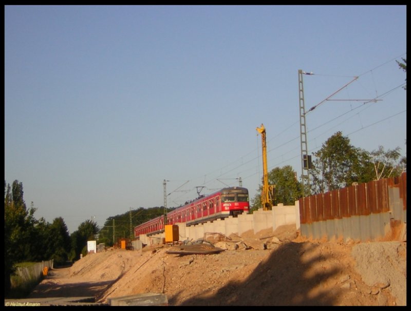 Ein Vollzug der S2 nach Niedernhausen am 14.07.2006 beim Passieren der Baustelle der zuk�nftigen S-Bahn-Station Zeilsheim, gegen�ber der letzten Aufnahme dort sind schon deutliche Ver�nderungen erkennbar.