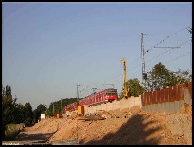Ein Vollzug der S2 nach Niedernhausen am 14.07.2006 beim Passieren der Baustelle der zuknftigen S-Bahn-Station Zeilsheim, gegenber der letzten Aufnahme dort sind schon deutliche Vernderungen erkennbar.