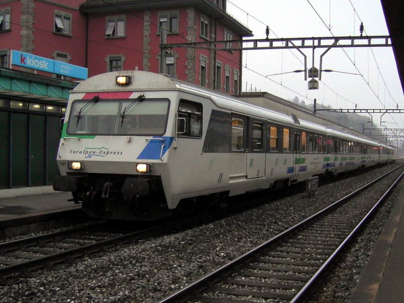 Ein Voralpen Express am 03.11.2007 in Arth-Goldau. 