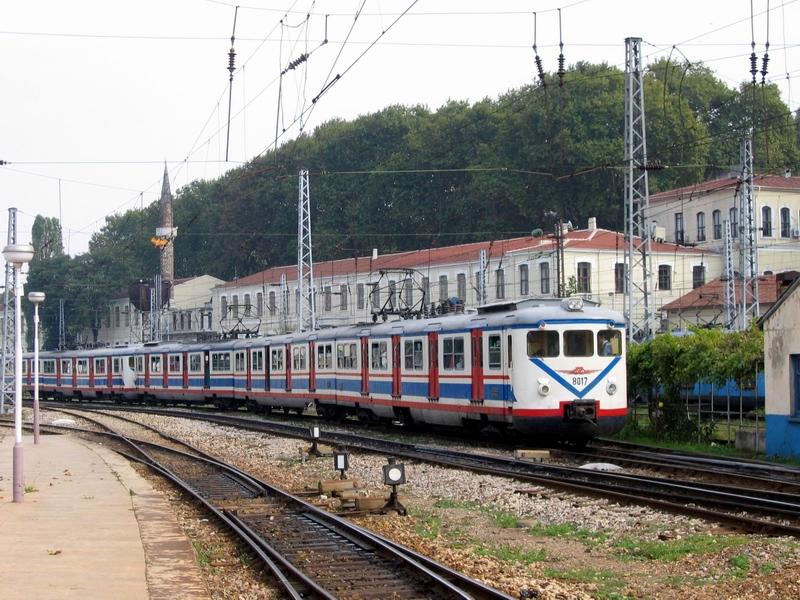 ein Vorortzug fhrt in den Bahnhof Sirkeci ein.