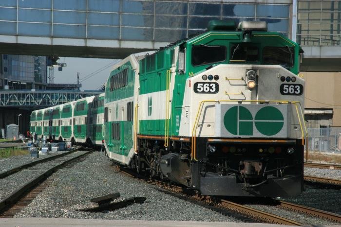 Ein Vorortzug der Go Transit fhrt aus Richtung Mississauga kommend in die Toronto Union Station ein. Als Zuglok dient F59PH #563; 01.09.2008