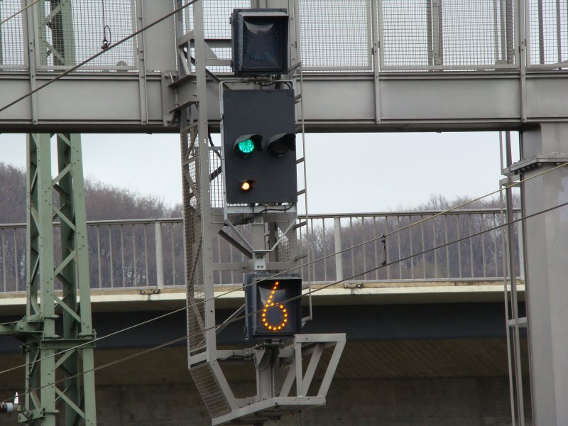 Ein Vorsignal am Bahnhof Plochingen in Richtung Esslingen am Neckar und weiter nach Stuttgart Hauptbahnhof. An diesen Signal muss der Loki PZB-Wachsam drcken. Aufgenommen am 21.03.08.