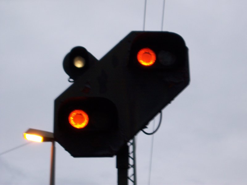Ein Vorsignalwiederholer am Bahnhof Linz (Rhein)
Die beiden gelben Leuchten kndigen an , dass das nchste Hauptsignal Halt zeigt. Die kleine weie Leuchte bedeutet, dass der Bremsweg um mehr als 5 Prozent verkrzt ist.