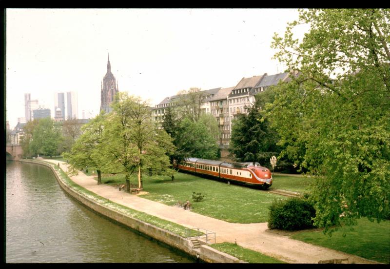Ein VT 11 hat sich in die Uferpark-Anlagen genannt Nizza in Frankfurt a.M.verirrt denn hier fhrt das Gleis der Hafenbahn hindurch.