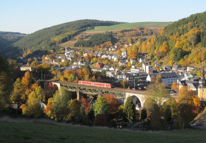 Ein VT 612 berfhrt am 19. Oktober 2012 als RE nach Jena das Trogenbachviadukt in Ludwigsstadt.