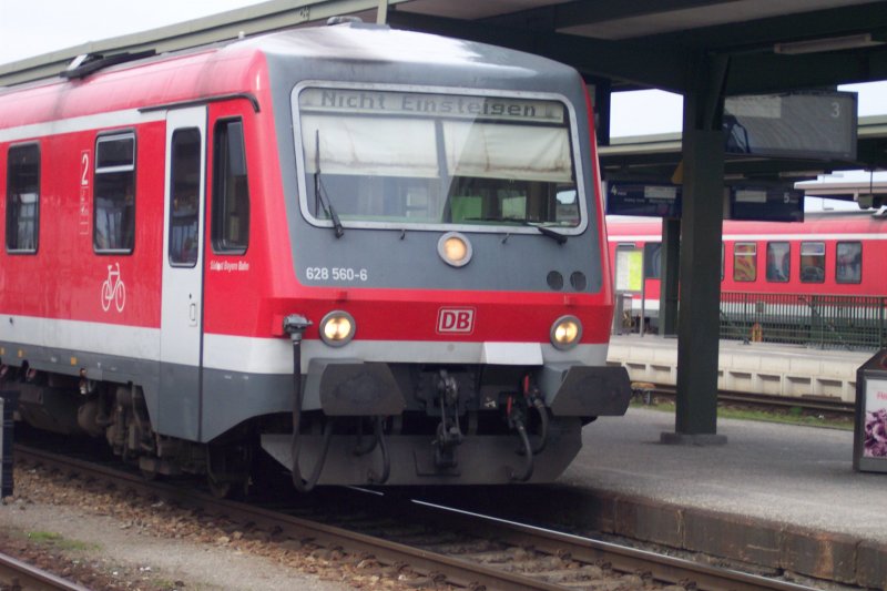 Ein VT 628 wartet im Bahnhof Mhldorf auf weitere Einstze.