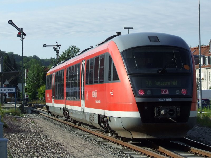 Ein VT 642 der Kneipp-Lechfeld-Bahn bei der Einfahrt in Landsberg am Lech am 18.06.2009.