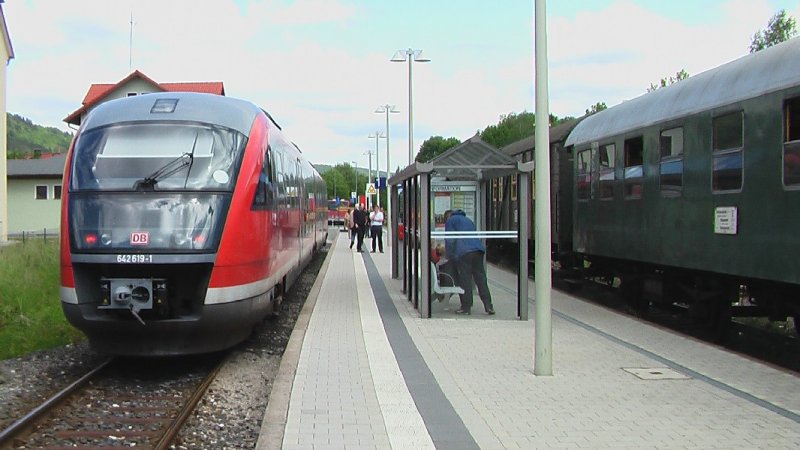 Ein VT 642 steht in Ebermannstadt und f�hrt in K�rze nach Forchheim. Daneben steht der Dampfzug nach Behringersm�hle der Dampfbahn Fr�nkische Schweiz.