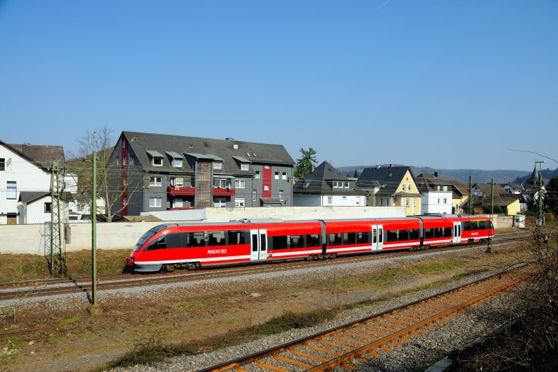 Ein VT 643 verlt nach gemtlicher Sgezahnfahrt den Bahnhof von Boppard und fdelt auf die Hauptstrecke nach Koblenz ein. (April 2009).