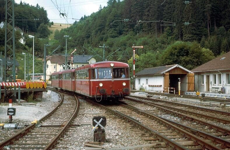 Ein VT 798 fhrt an einem Sommertag im Jahr 1982 in den Bahnhof Triberg ein.
