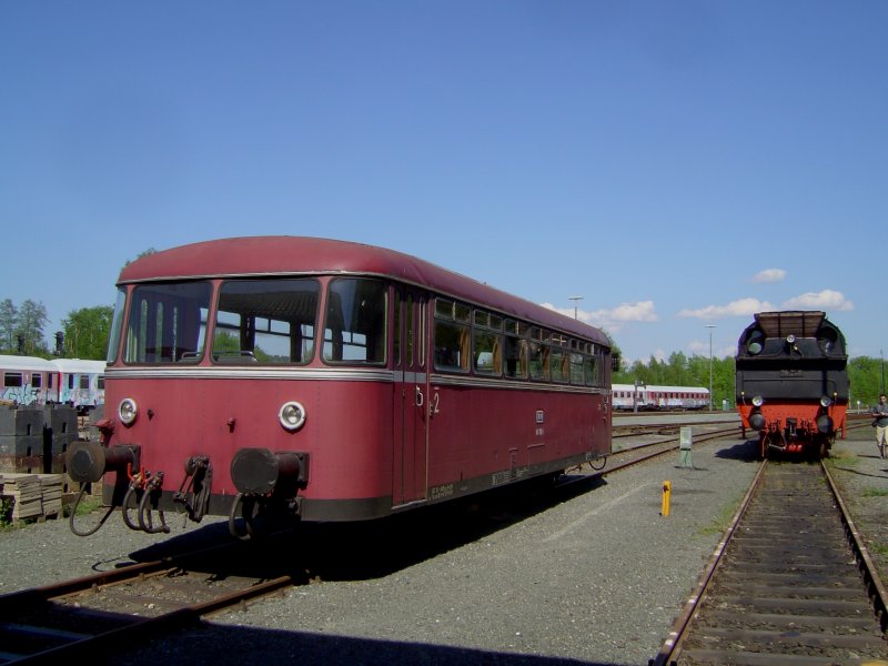 Ein VT 98 und die 78 246 am 12.05.2008 in Neuenmarkt-Wirsberg. 