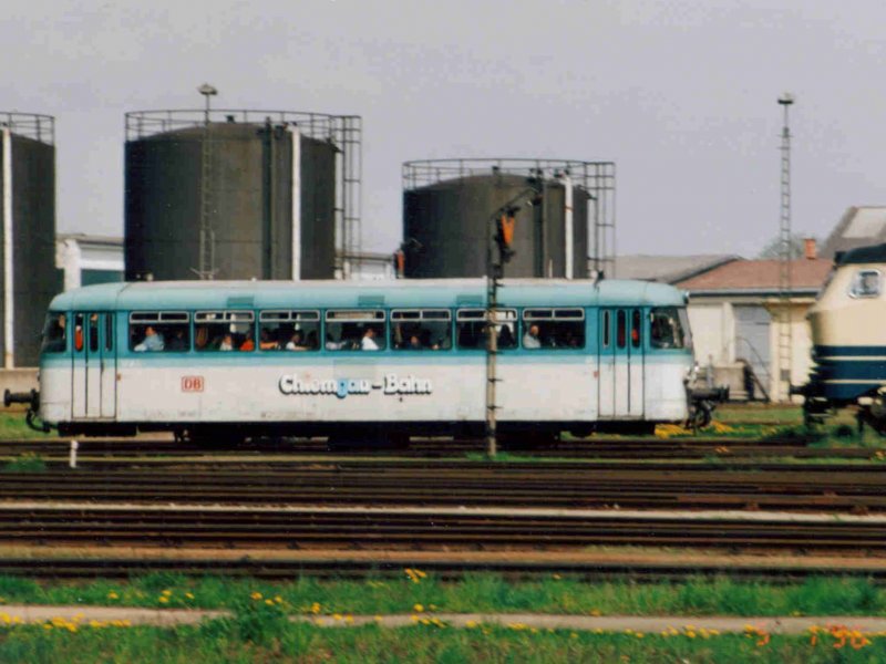 Ein VT 98 der Chiemgaubahn am 01.05.1996 bei Rundfahrten in Mhldorf beim Bahnhofsfest. (Eingescanntes Foto)  
