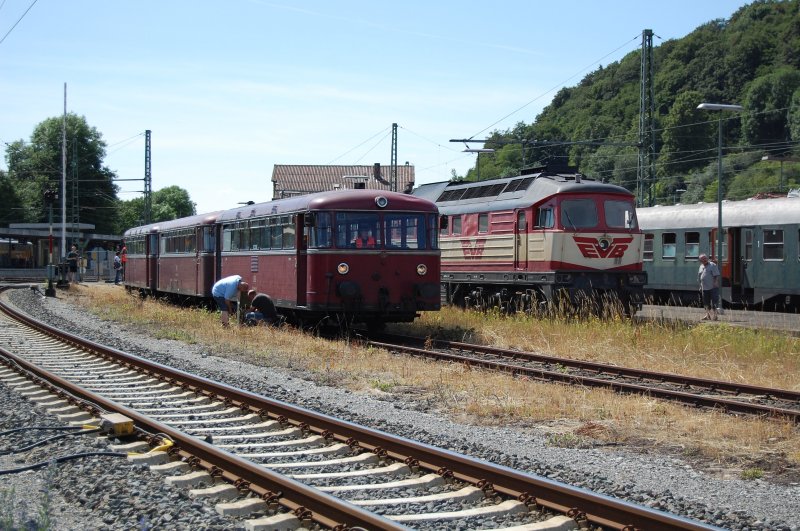 Ein Vt 98 der Hnnetalbahn und eine Br 232 der EVB gaben sich beim Viaduktfest 2009 am 5.07.09 im Bahnhof Altenbeken ein Stelldich.