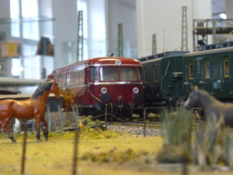 Ein VT 98 mit einem VB 98 in seiner Abstellgruppe.
Er dreht seine runde auf einer Spur 0 Anlage in Hamburg 2008.