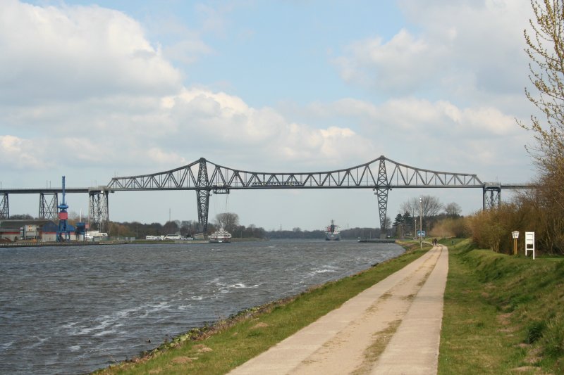 Ein VT der NOB berquert die Hochbrcke ber den Nors-ostsee-Kanal in Rendsburg.