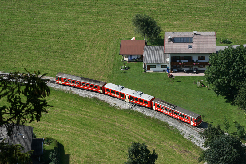 Ein VT der Zillertalbahn bei Strass (i.Z.) auf dem Weg nach Jenbach. 17.07.2009.
