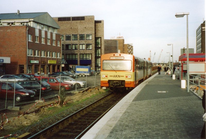Ein VT2E der AKN, noch in alter Lackierung, wartet am Behelfsbahnsteig in Henstedt-Ulzburg am 6.1.1999 auf  die Abfahrt als A3 nach Elmshorn.Scan vom Papierbild.