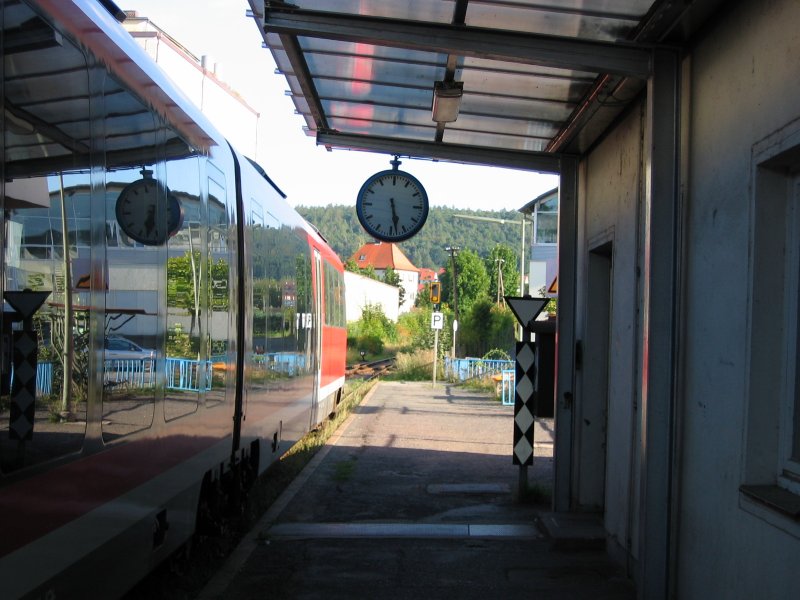 Ein Vt642 wartet in Ebern auf Abfahrt. Am P Schild befindet sich heute eine Strae quer ber die Gleise. 
