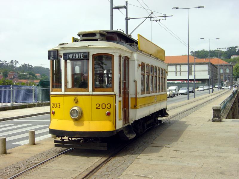 Ein Wagen vom Atlantik kommend - in der Nhe des Zentrums von Porto, Mai 2003