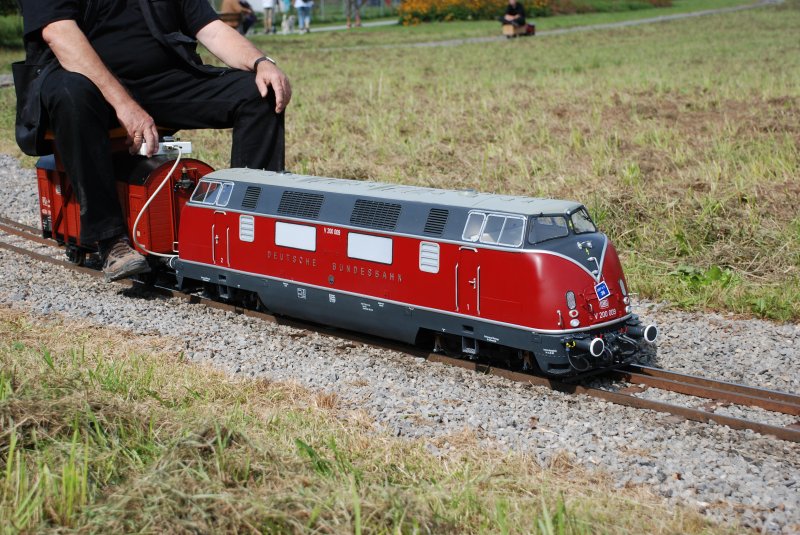 Ein wahnsinns Modell!  Die V 200 009 im Mastab 1:11 (Spurweite 5 Zoll)  Fotografiert am 6.09.09 in den Neckarauen in Plochingen.