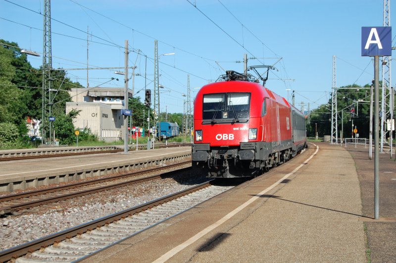 Ein wahrer Starzug, der EC 112. 1016 004-2 hatte am 23.5.2009 die Ehre diesen Zug zu bef�rdern. Aufgenommen bei der Durchfahrt von G�ppingen. Hinten hing die silberne Railjet-Vordesign-Lok.