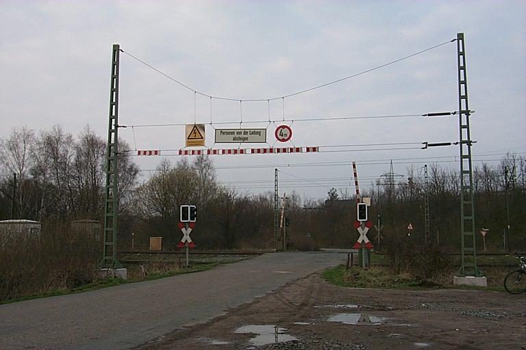 Ein Warnschild mit Hhenbegrenzung am Bahnbergang  an der Stadtgrenze  in Nienburg (Weser).
Es wurde aufgestellt, nachdem es hier zu mehreren Unfllen zwischen landwirtschaftlichem Verkehr und der Oberleitung kam.