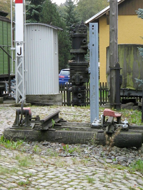Ein Weichenstellbock, eine Gleissperre und eine Luftpumpe die an einem Stck Schiene 1906 in der Knig-Albert-Htte hergestellt wurde, komplettieren die Ausstellung in Geyer. Leider war das Wetter wie so oft bei meinen Ausflgen mehr als sch... 03.10.07