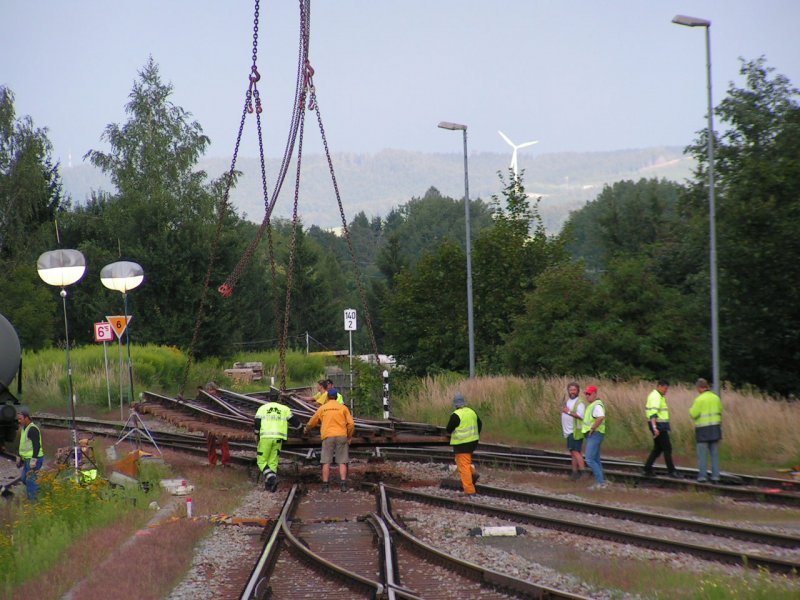 Ein Weichenteil wird mittels Autokran ausgebaut, Bhf RIED i.I. 2006-08-11
