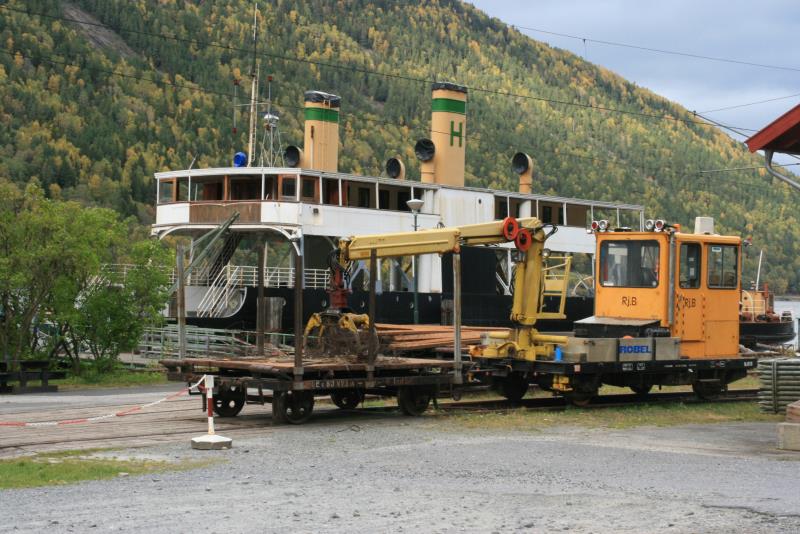 Ein weitere Schienentraktor mit der bezeichnugn Rj.B 31 steht im Bahnhof Ml; 27.09.2009