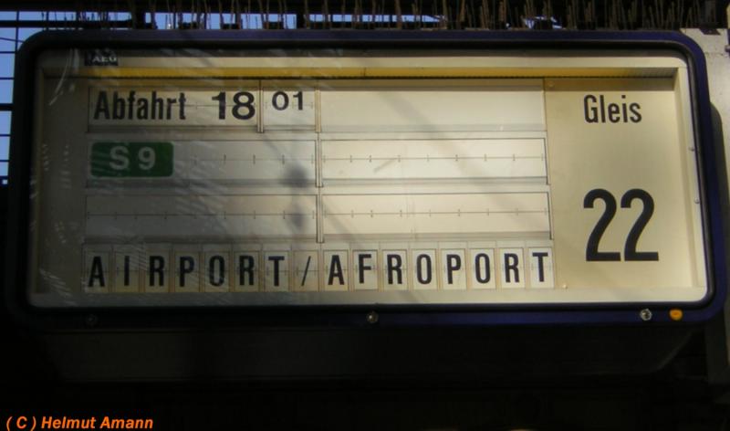 Ein weiterer Beitrag aus dem DB-Kuriosittenkabinett bei den Zugzielanzeigern: Was ist ein Afroport ? Drfen da etwa nur Menschen aus Afrika landen ? Eventuell verbirgt sich dahinter eine neue Einrichtung zur Kontrolle der Einwanderer ? (Frankfurt am Main Hauptbahnhof 01.05.2005)