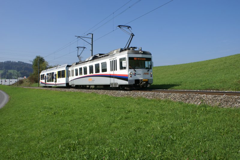 Ein weiterer komplett im neuen Look verkehrender Zug mit dem Be 4/4 27 und dem ABt 53 fhrt am 30.9.09 von Gontenschwil Richtung Zetzwil. Die erste Klasse im Steuerwagen wird vorerst getestet und darf auch mit einem Fahrausweis der zweiten Klasse bentzt werden.