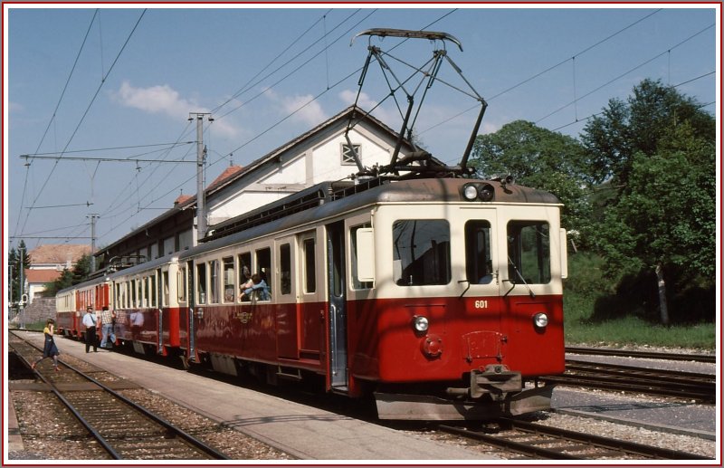 Ein weiterer Pendelzug wird in Saignelgier angekuppelt fr die Weiterfahrt nach La Chaux-de-Fonds. Es ist Schulreisezeit. (Archiv 06/77)
