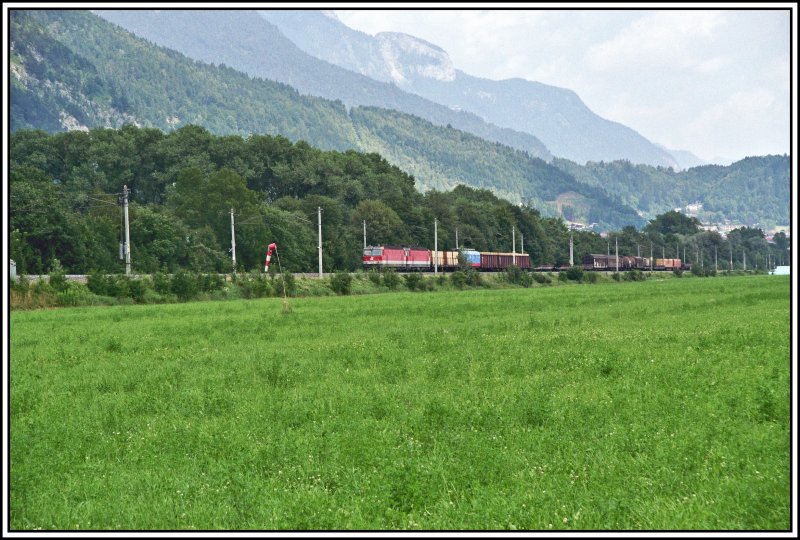 Ein weiteres 1144er Tandem bringt einen Gterzug bei Stans b.Schwaz nach Italien. An zweiter Stelle luft ein Gterwaggon der SJ mit.