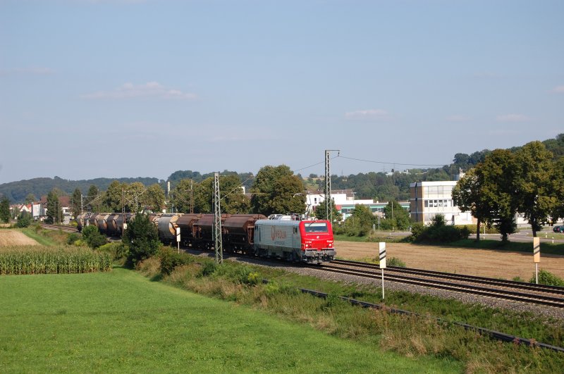 Ein weiteres Highlight des 6.8.2009 war diese E 37 von Veolia, welche einen kurzen Gterzug an uns vorbeischleppte. Das Bild entstand bei km 30 der Filsbahn. 
