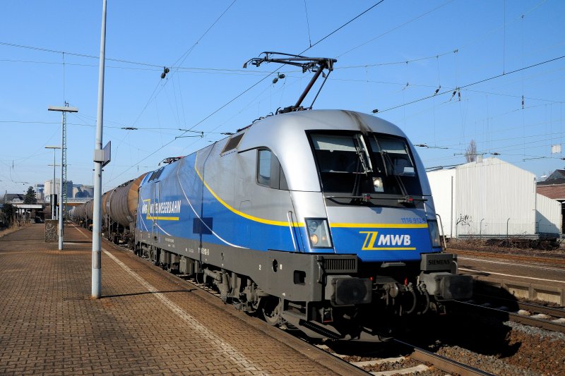 Ein weiteres Highlight meines Geburtags durchfuhr am 19.02.09 den Bahnhof von Gro Gerau, Richtung Aschaffenburg: 1116 912-5 der MWB mit einem Kesselwagenzug.