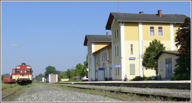 Ein wenig einsam ist es schon am Kilometer 86.3 am alten Bahnhof, wie die Bleiburger sagen. Die insgesamt grosse Bahnhofanlage hat sicher auch schon bessere Zeiten erlebt. Nur zweimal am Tag verlsst ein Zug der SZ den Bahnhof Bleiburg Richtung Maribor in Slowenien. (14.05.2008)