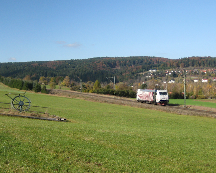 Ein wenig geht sie in der Landschaft verloren... - 185 666-5 von Lokomotion am 27. Oktober 2009 bei Mhringen.