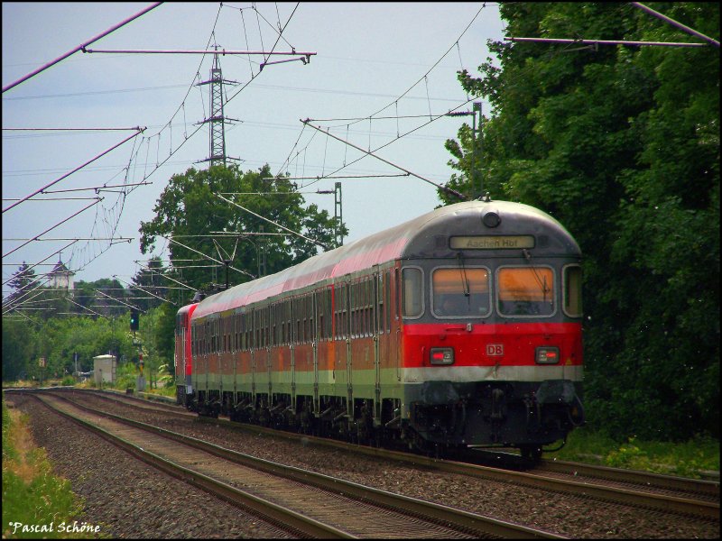 Ein wie ich finde gelungener Nachschuss auf den RE4 Verst�rker (Zwischentakt, gezogen wurde er von der 111 115-2. 
Aufgenommen wurde das ganze an der KBS 485 zwischen S�ggerath und Geilenkirchen an der ehem. Anrufschranke an der Kilometrierung 28.9 rum. Die Uhrzeit betrug 16:26.